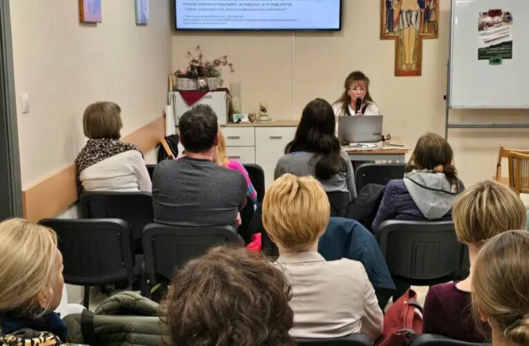 „Edukacja zdrowotna – rodzicu czy wiesz…?” – Zdzisława Piasecka na konferencji w Rokietnicy